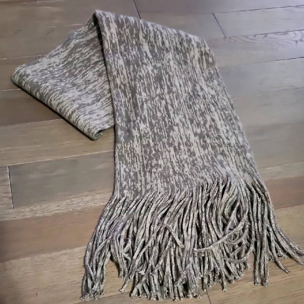 Elegant Gray Knit Scarf